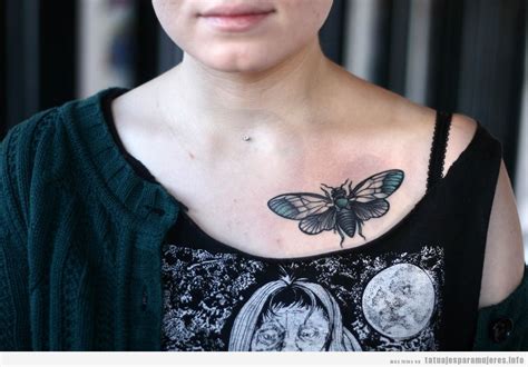 Tatuajes de Mujer en el Pecho: Significado, Diseños y tips